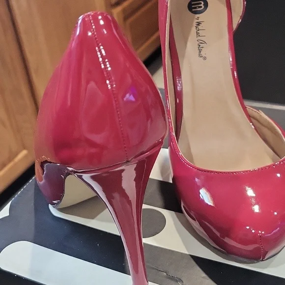 PRE-LOVED๐ Michael Antonio Latanya Cherry Red Patent Leather Platform Pumps! - Picture 5 of 12